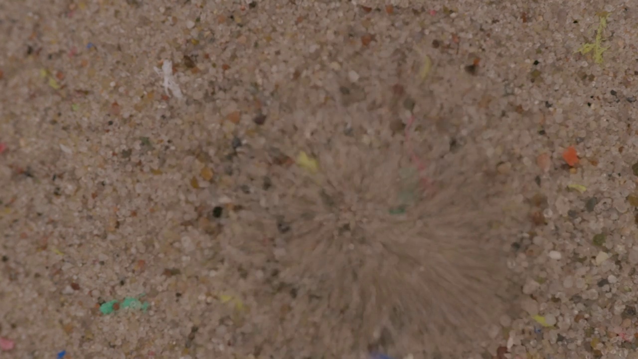 沙子、污染土壤中的微塑料。一个环境问题。宏特写。视频下载