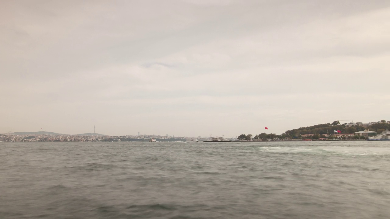 阴天伊斯坦布尔城市河水交通湾观景4k时间推移土耳其视频素材