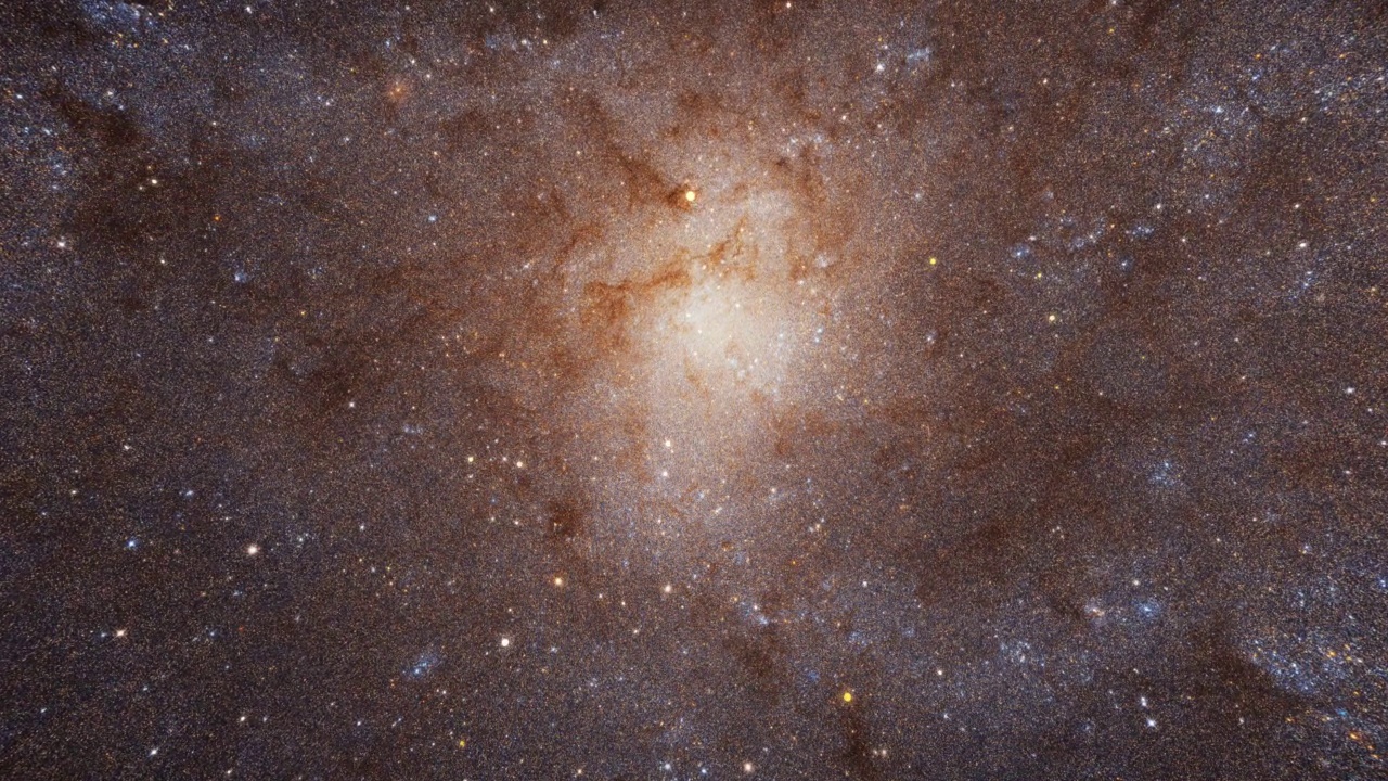 从M33或梅西耶33或三角星系到银河系的星系超空间跳跃场景，4K 3D渲染穿越星场，在空间中以极快的光速飞行。视频下载