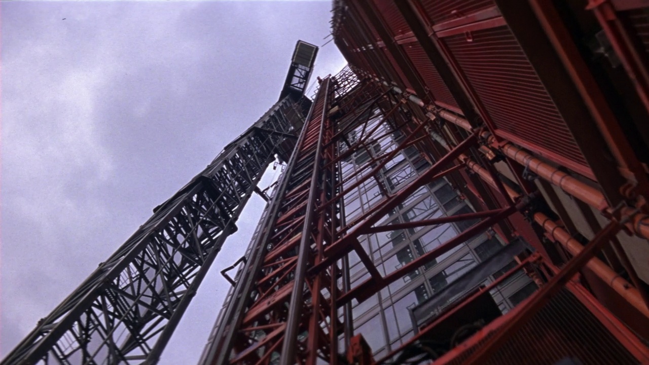 摩天大楼工地露天货梯上升侧的上升角度。看到SKYSCRAPPER窗户视频下载