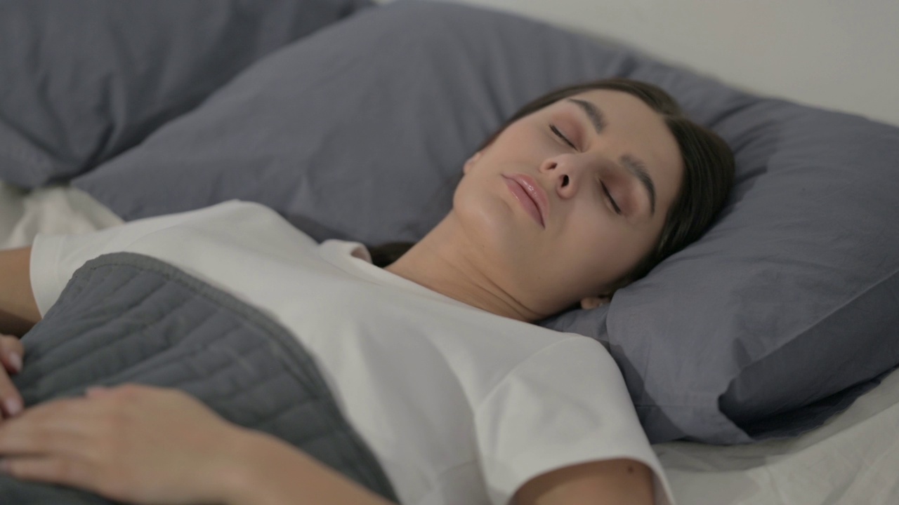 西班牙女人在床上平静地睡觉视频素材