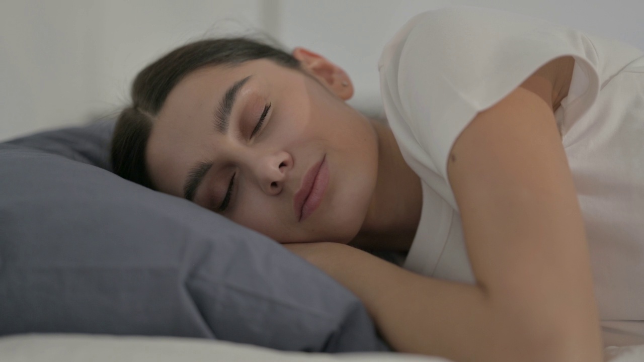西班牙女人睡在床上，侧摆姿势视频素材