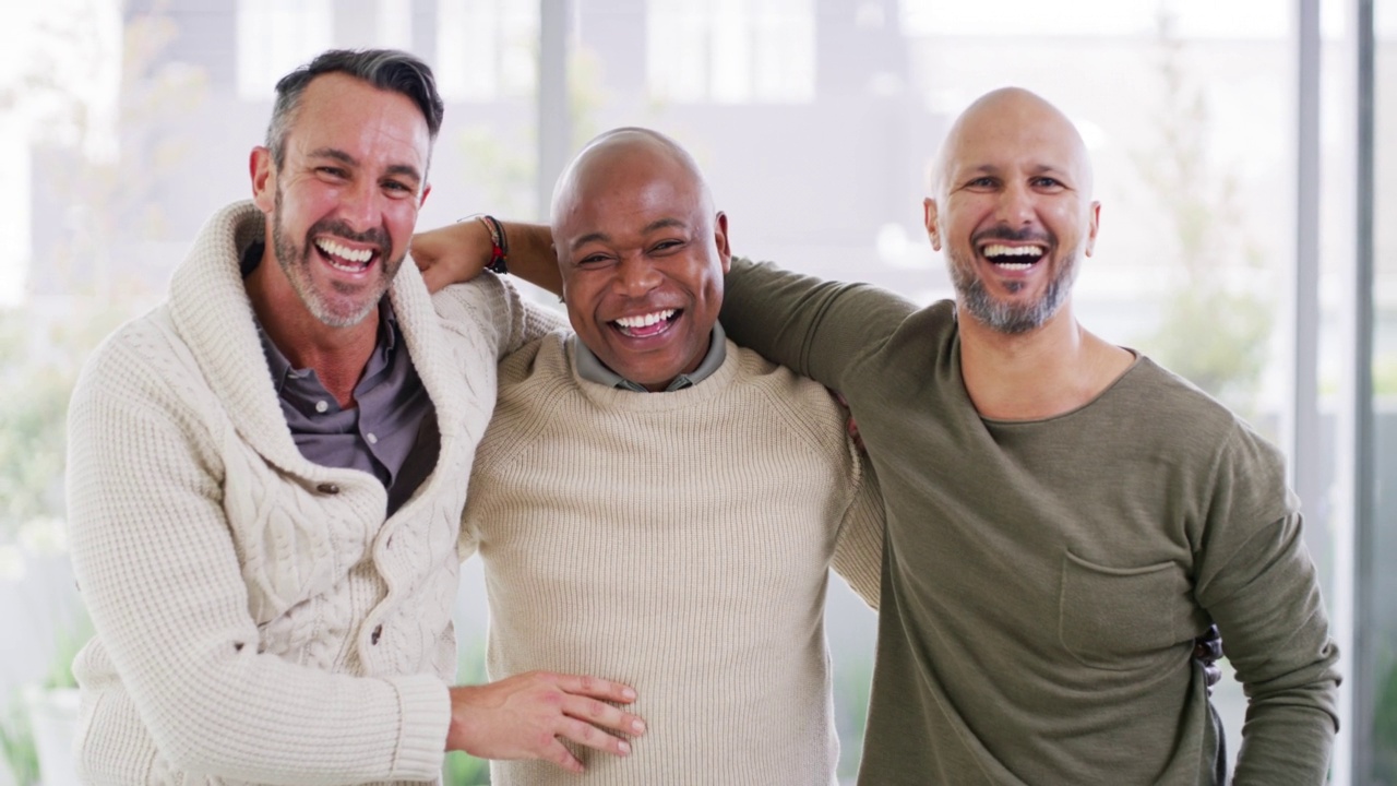 开朗的不同的男人团结站在一起的肖像，笑着，显示他们的纽带的力量。一群充满爱心的混血朋友在周末聚在一起表达快乐视频下载