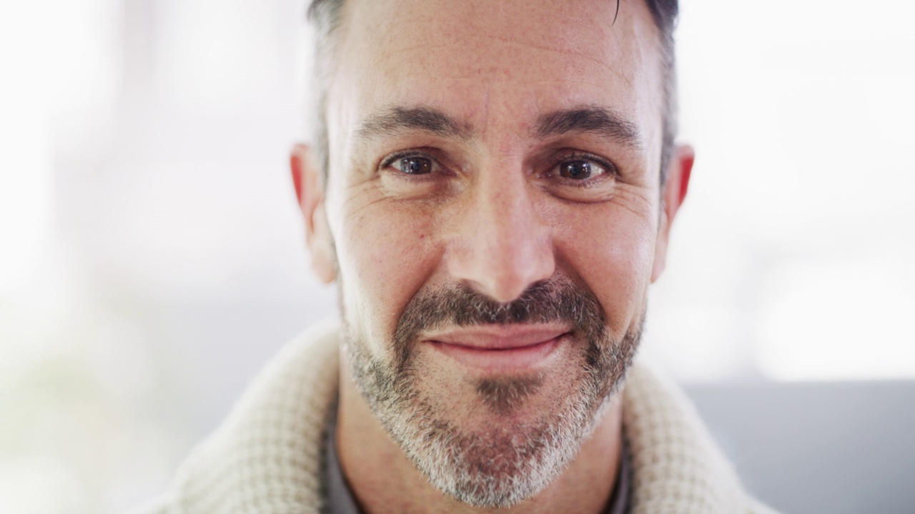 一个英俊微笑的成熟男人的肖像与灰色的胡子。放大一个自信、满意的头像
男性点头表示同意或以慢动作表示同意视频下载