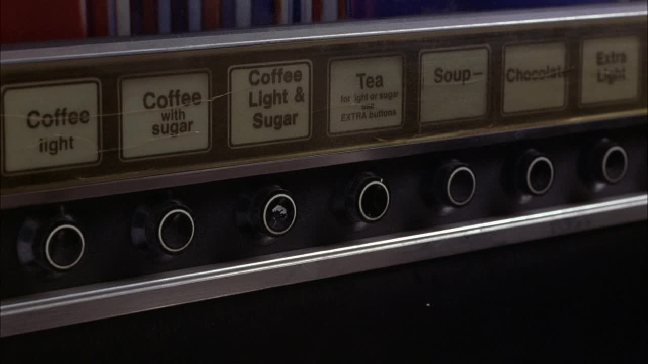 中角度复古自动售货机黑色按钮。参阅上面的标签按钮，阅读各种类型的咖啡和茶和汤。看手推和敲打咖啡按钮视频素材