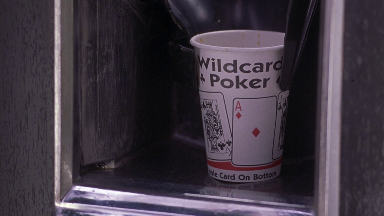 咖啡自动贩卖机中角黑色杯子释放。见白纸咖啡杯从pov滴入咖啡杯释放区。看咖啡从上面倒进杯子。见文字杯阅读“通配符扑克”和扑克牌的一面的杯子视频素材