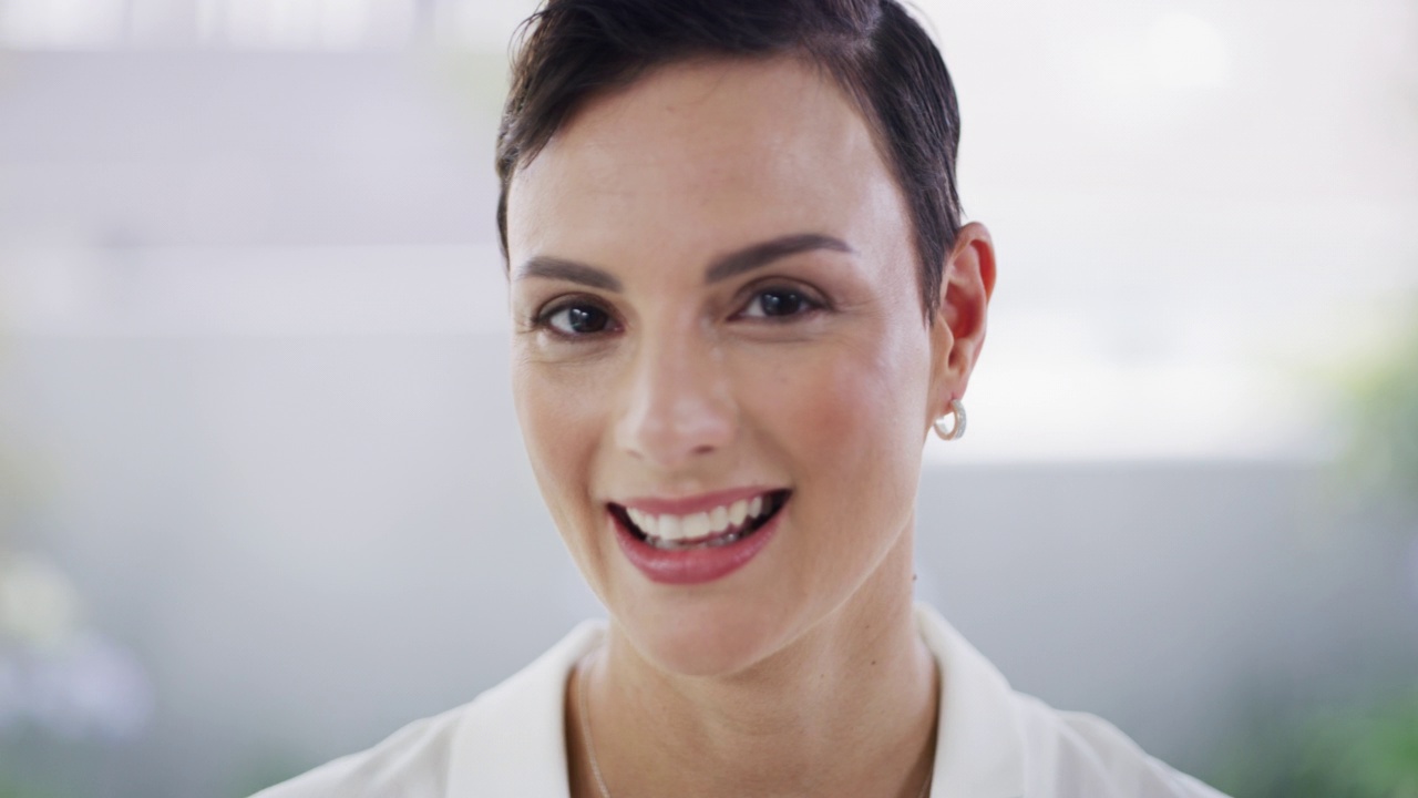 一个前卫和自信的成熟商业女性的肖像，微笑着站在办公室。面对一个雄心勃勃的企业家和坚定的领导者，微笑着准备在她的创业成功视频下载
