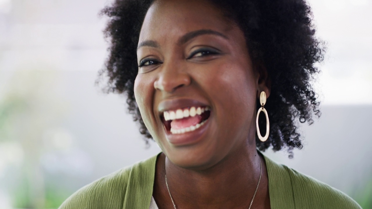 一个自信的非洲裔美国女人的特写肖像，在家里竖起大拇指。一个高兴的黑人女性的脸，留着爆炸头，一边做着手势，一边表示满意视频下载
