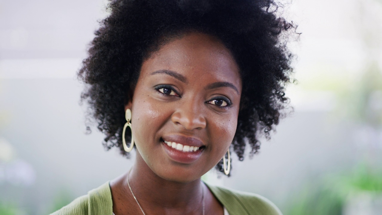 一位自信的非洲裔美国女商人站在办公室微笑的肖像。面对雄心勃勃的黑人企业家和决心坚定的领导者，她准备在她的创业公司取得成功视频下载