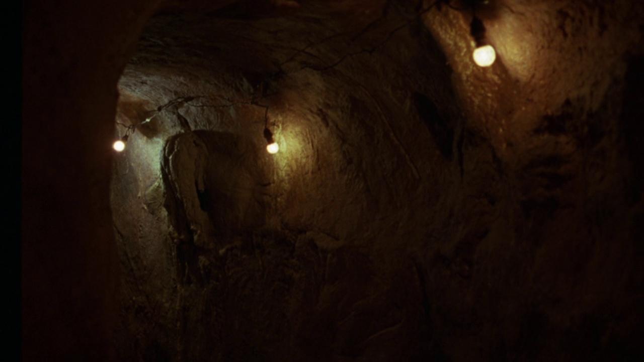 手持移动通过挖出的隧道光灯泡串沿天花板，结束在洞穴或洞穴。可以用作越南战争时期的隧道吗视频下载
