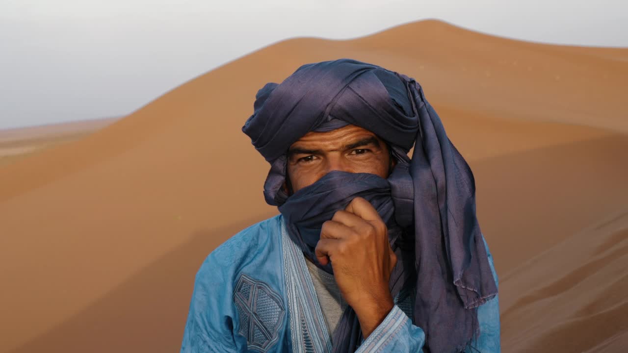 一个戴头巾的摩洛哥男子的肖像。正宗的南摩洛哥贝都因人。视频下载
