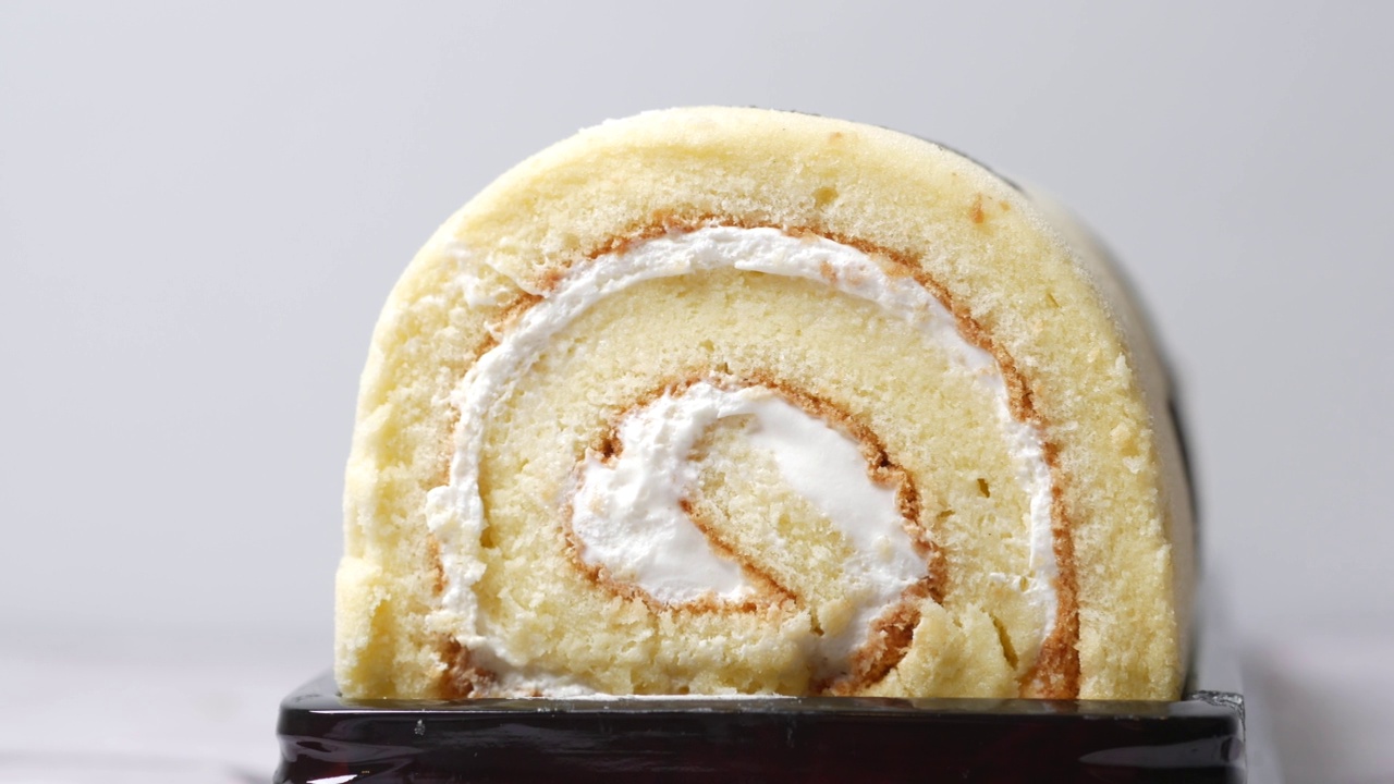 白色背景的面包卷蛋糕视频素材
