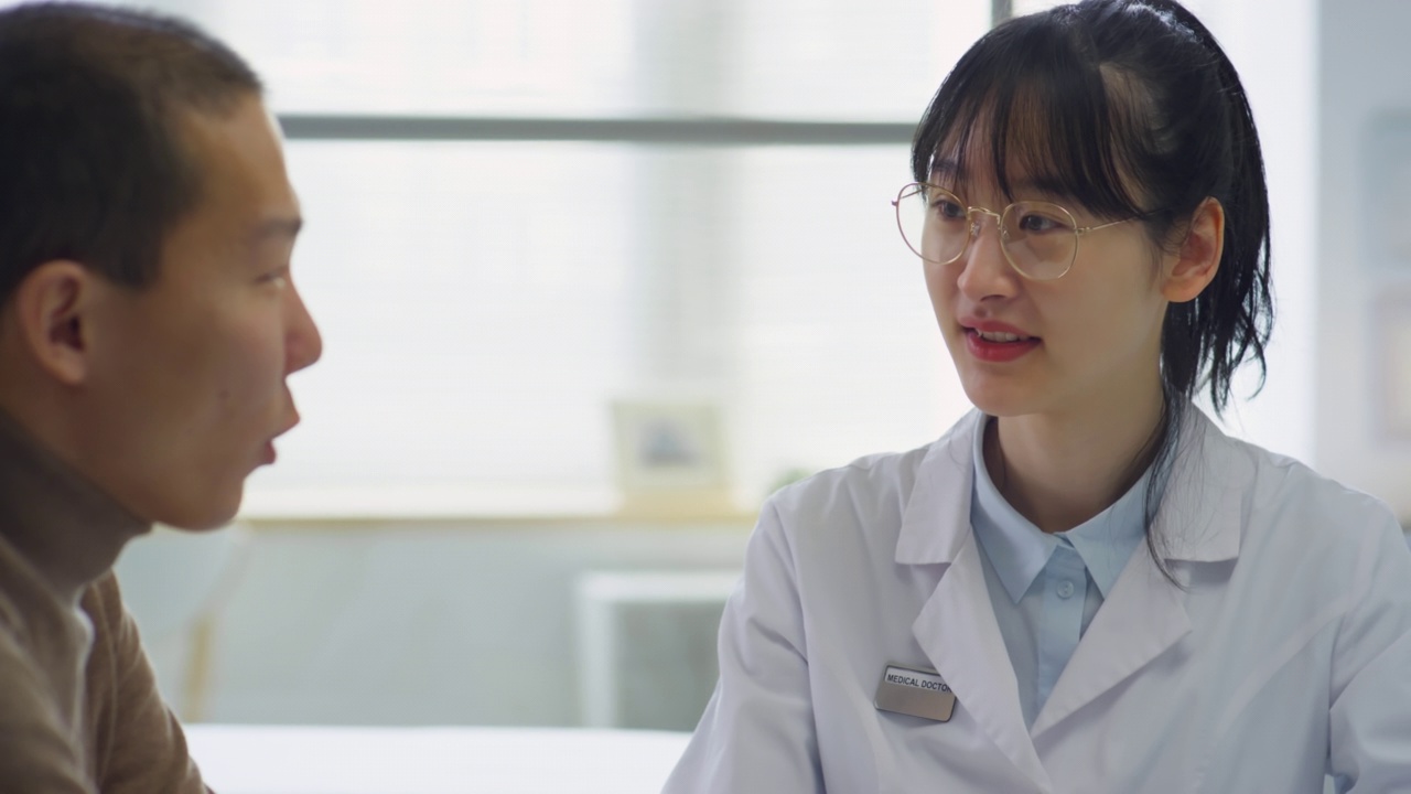 亚洲女医生与病人交谈视频素材