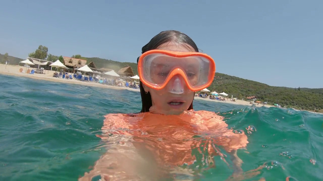 小女孩在水下探索清澈的蓝色海洋视频素材