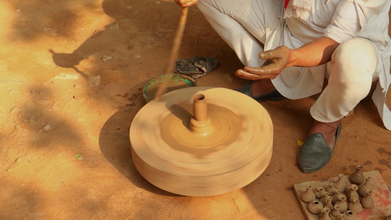 工作中的陶工制作陶瓷盘子。印度拉贾斯坦邦。视频素材