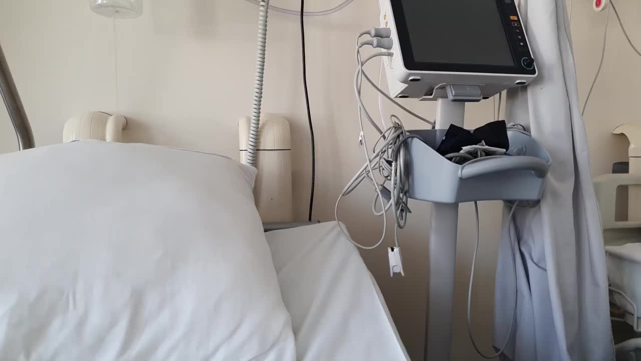 病床旁的心率监测器视频素材