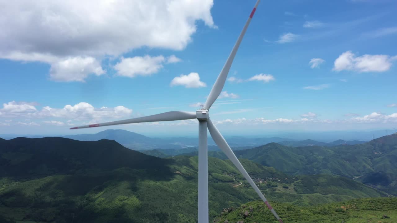 鸟瞰乌蒙草原上的风力涡轮机，贵州，中国。视频下载