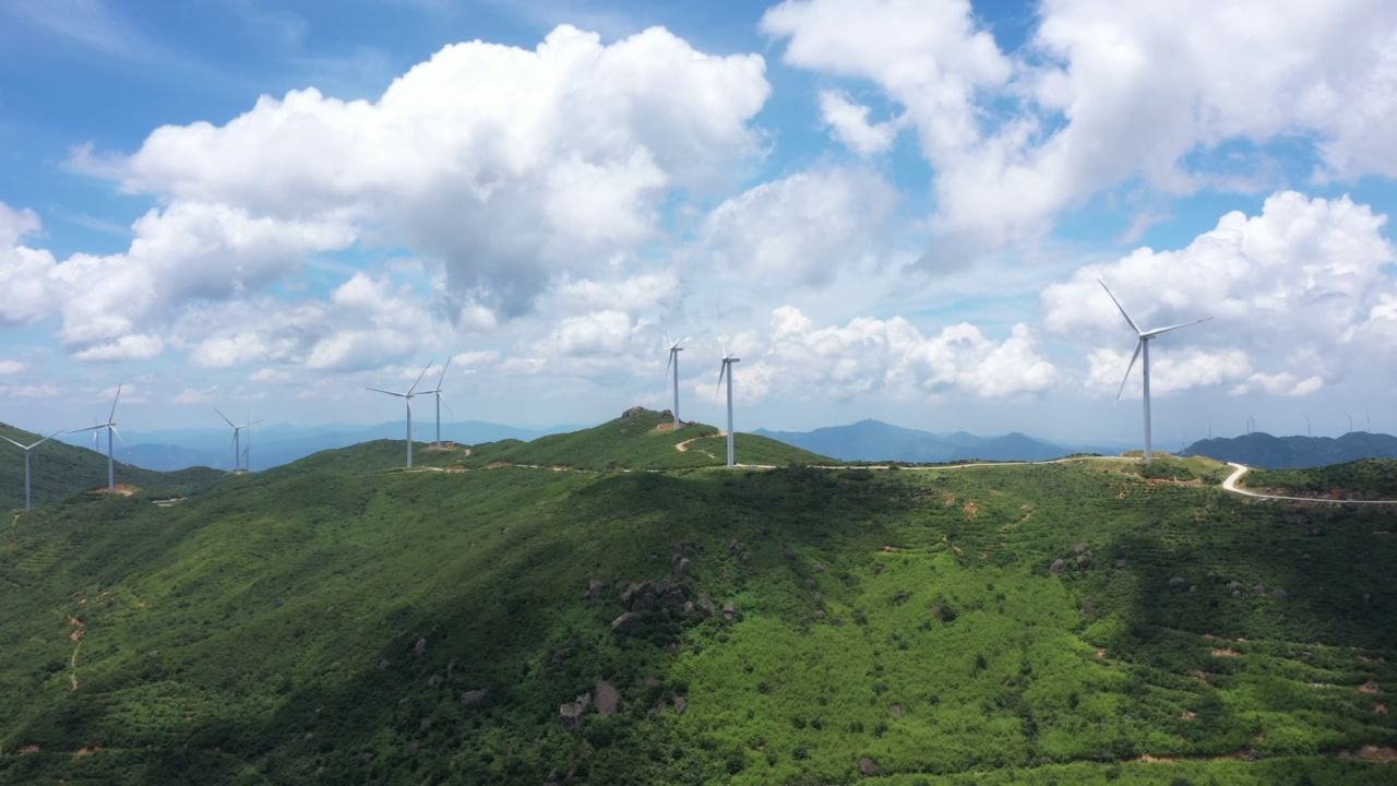 鸟瞰乌蒙草原上的风力涡轮机，贵州，中国。视频下载