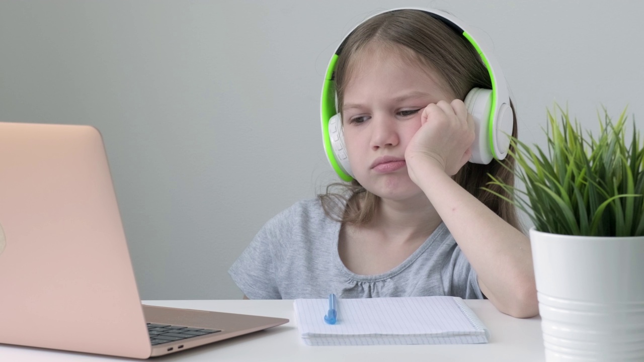 在家上学的孩子，女孩觉得做作业无聊。做鬼脸的孩子视频素材