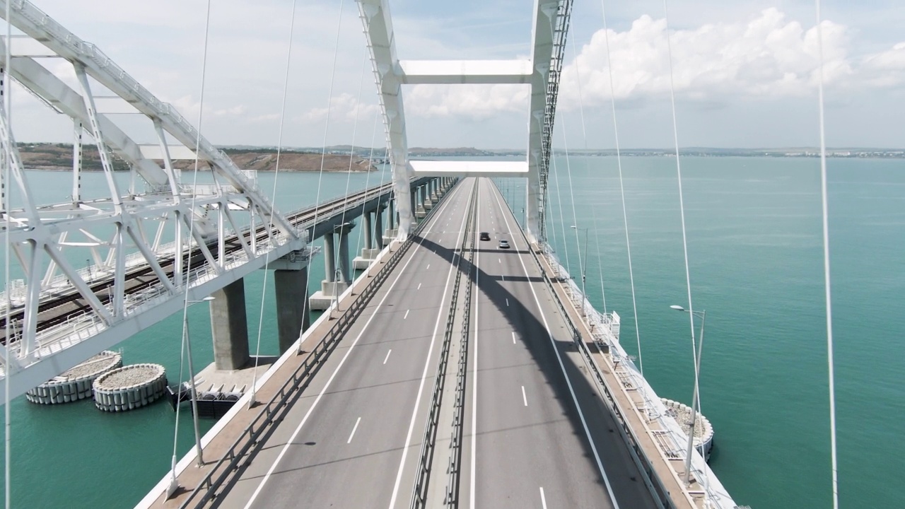 巨大的桥梁。无人机的观点。行动。这座桥坐落在青山旁边，是一座可以让汽车自由行驶的跨海大桥视频素材