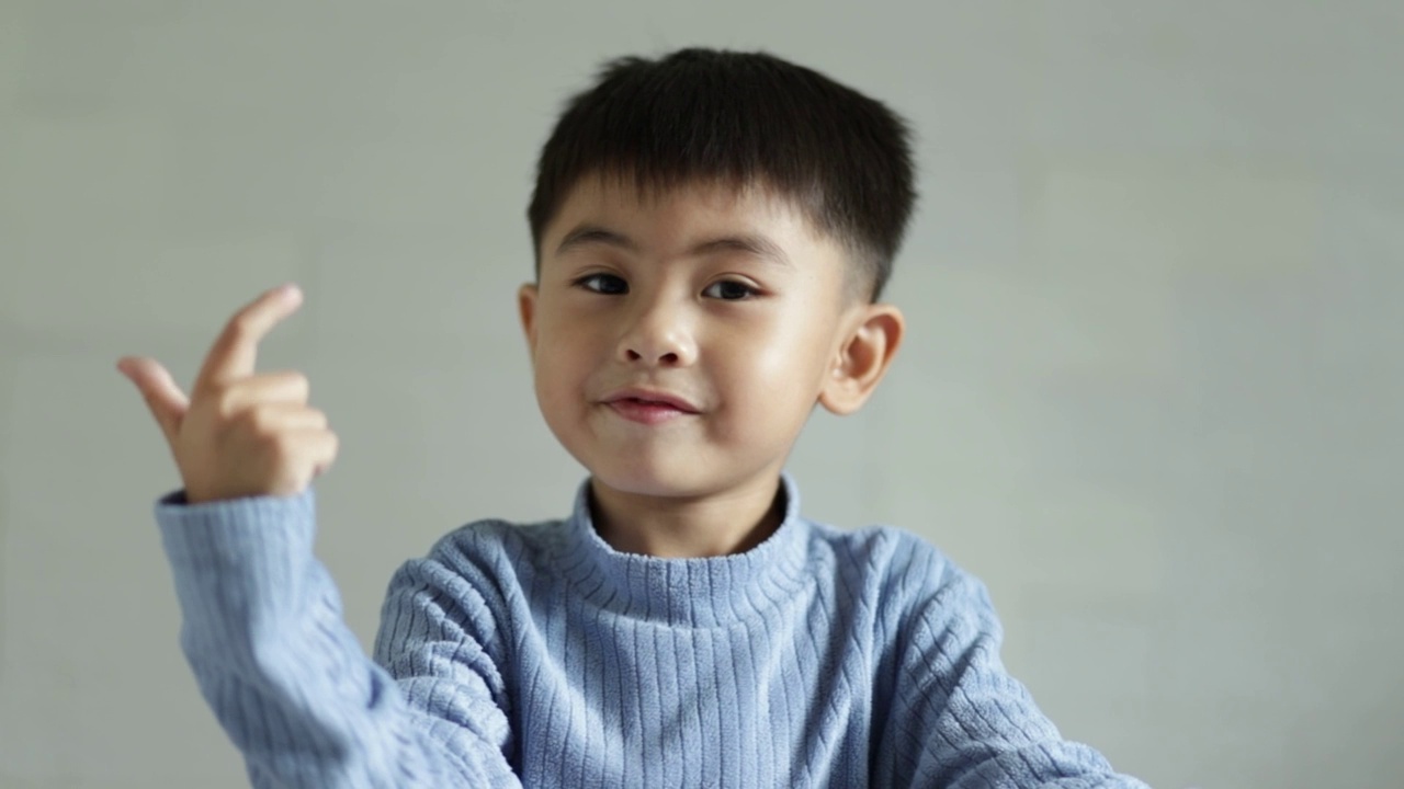 亚洲小男孩在家里学习数数他的手指视频下载