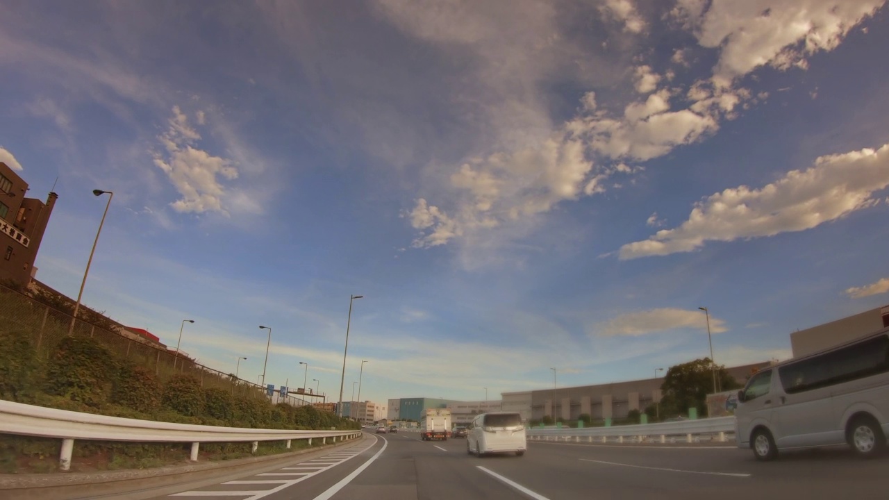从汽车行驶在城市高速公路上的景色视频素材