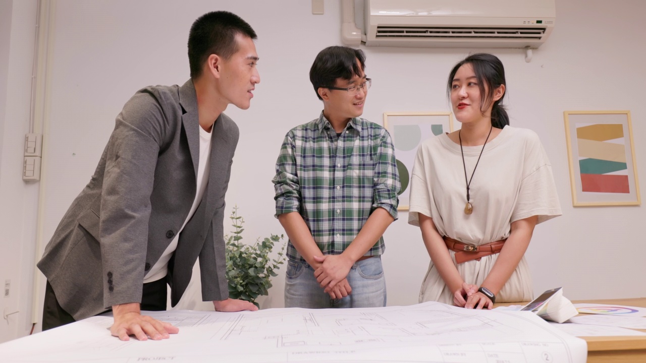 亚洲情侣聚会建筑师视频素材