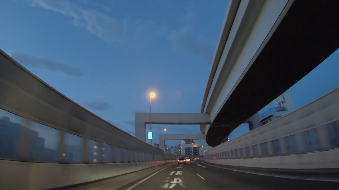 黄昏时分，横滨高速公路上行驶的汽车视频素材
