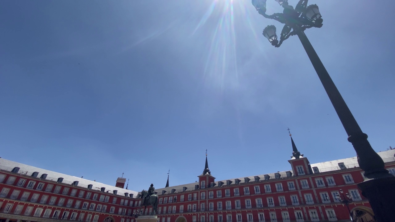 市长广场(中文:城市广场)是西班牙首都马德里市中心的一个主要公共空间。它曾经是老马德里的中心。它始建于菲利普三世统治时期(1580-1619)。几个街区之外是另一家著名的酒店视频素材