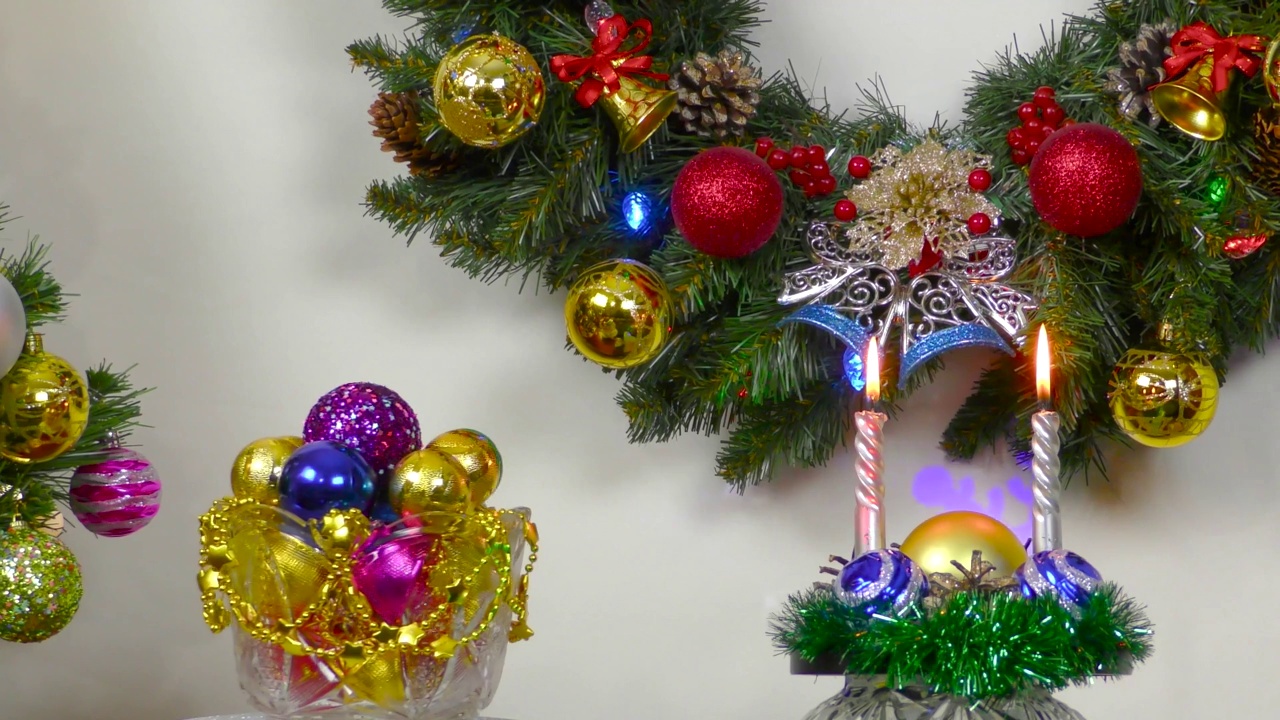 圣诞树的特写，礼物靠在一个旋转的花瓶和球视频下载