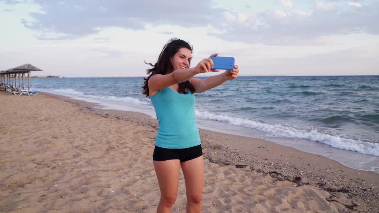 一个女人在海滩上自拍视频素材