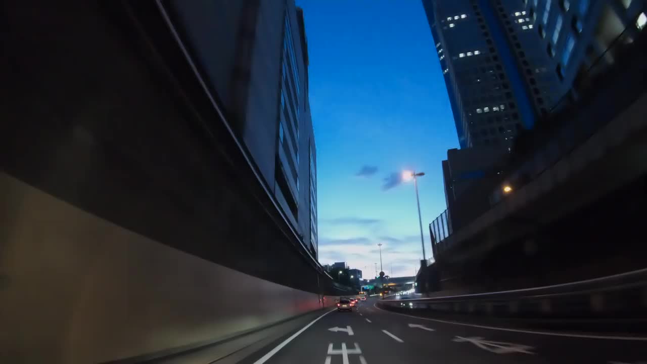 黄昏时分，横滨高速公路上行驶的汽车视频素材