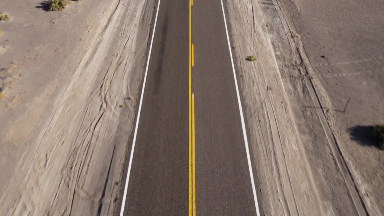 航拍到内华达州一条没有车辆的偏僻沙漠公路视频素材