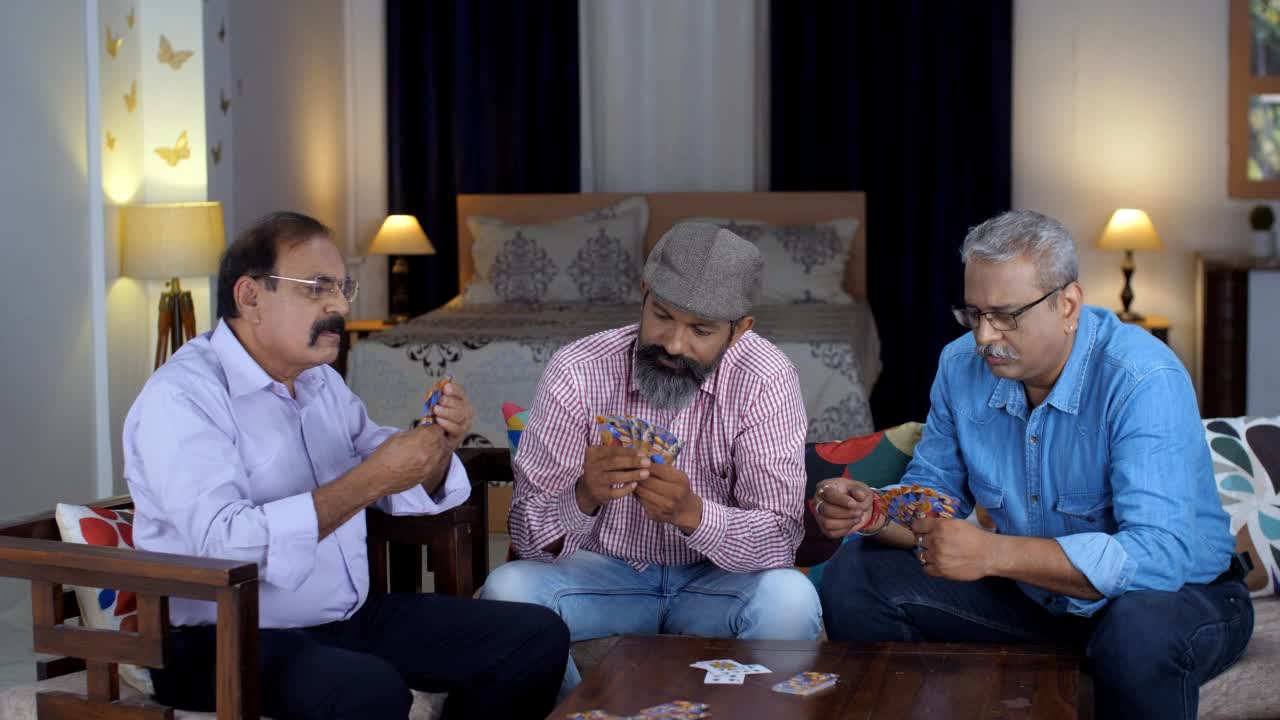 三个老朋友玩一场纸牌游戏——一副纸牌，老年一代，老年归家，白发苍苍视频素材