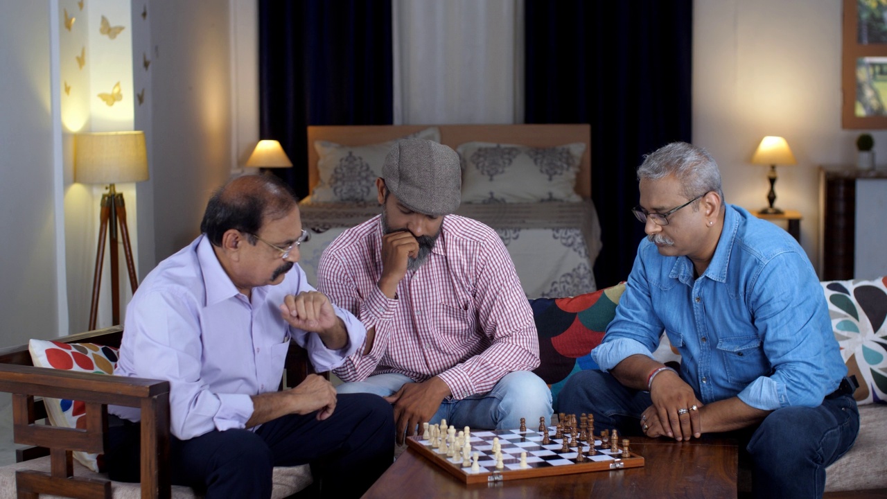 三个绅士穿着便服在下棋——下棋视频素材