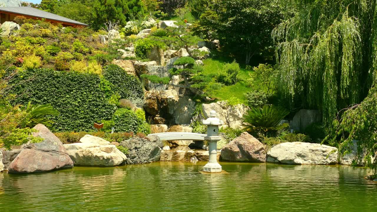 美丽的日本园林景观——湖边绿树成荫的房子视频下载