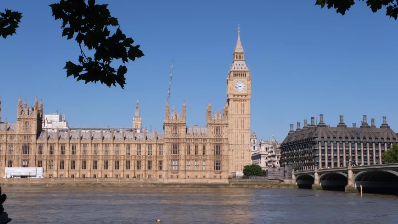 伦敦全景，议会大厦和大本钟。英国历史，威斯敏斯特宫，河岸。视频素材