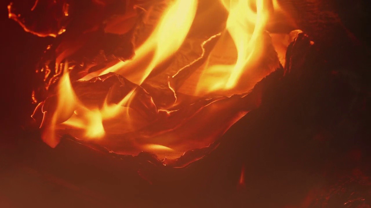 在烟熏火中燃烧的书页视频素材