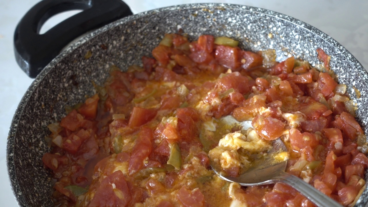 西红柿加鸡蛋，放在炉子上的平底锅里做早餐，土耳其菜，视频素材