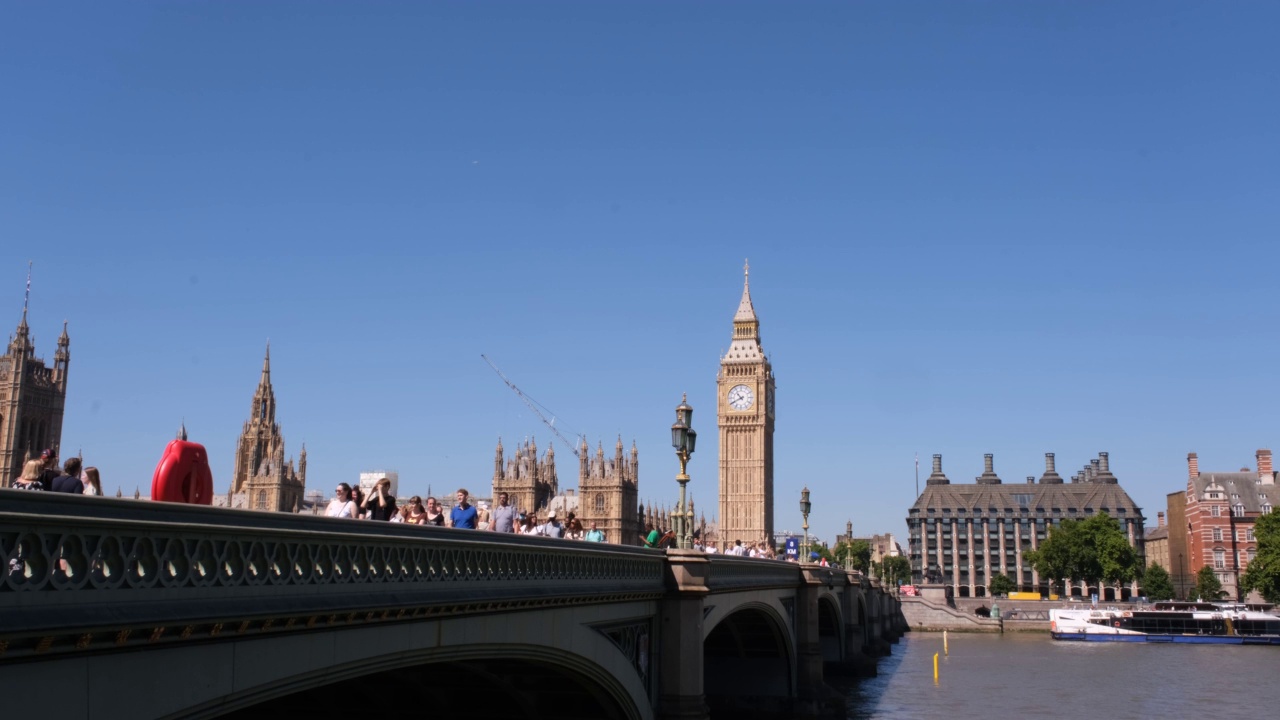 2022年7月11日，英国伦敦:威斯敏斯特大桥和伦敦大本钟与泰晤士河相接。视频素材
