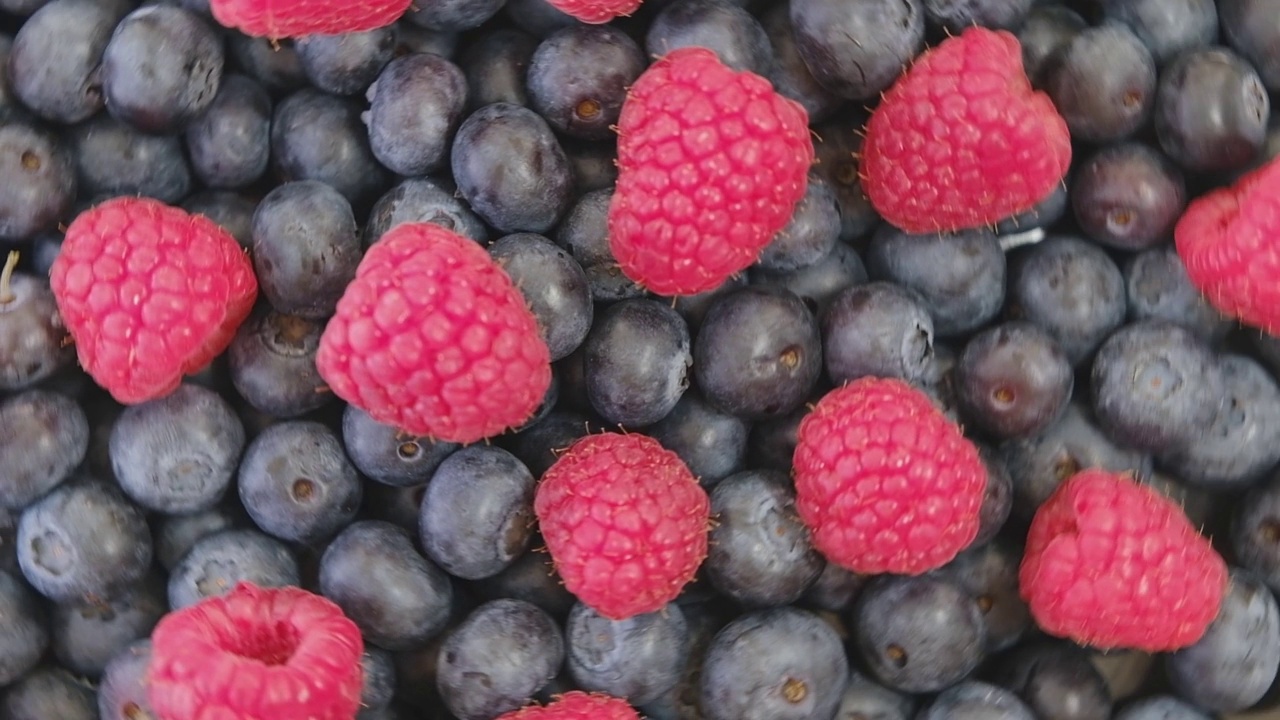 蓝莓和草莓，覆盆子，旋转背景。特写镜头。视频下载
