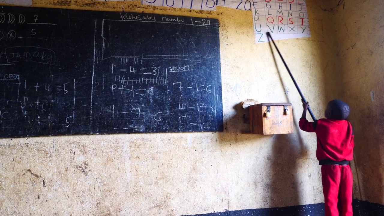 坦桑尼亚恩戈罗恩戈罗对话区，马赛儿童在教室视频下载