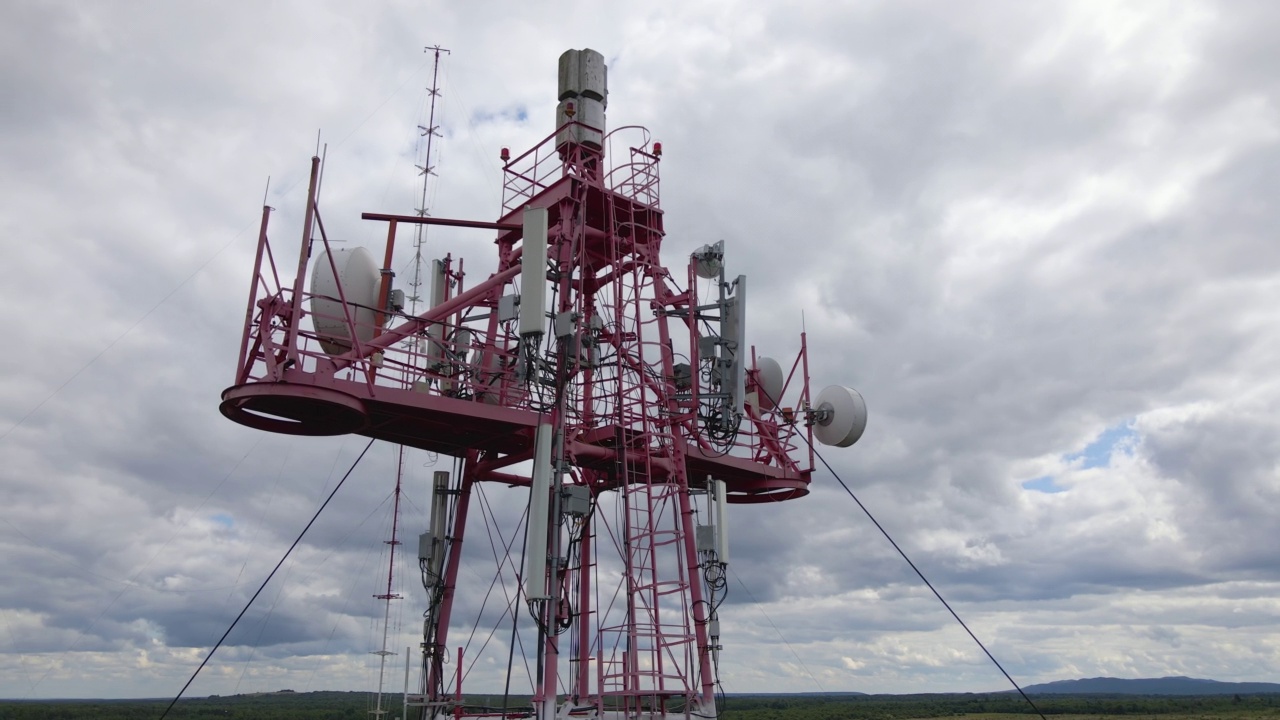 用于网络信号传输的无线通信天线的电信手机发射塔鸟瞰图视频下载