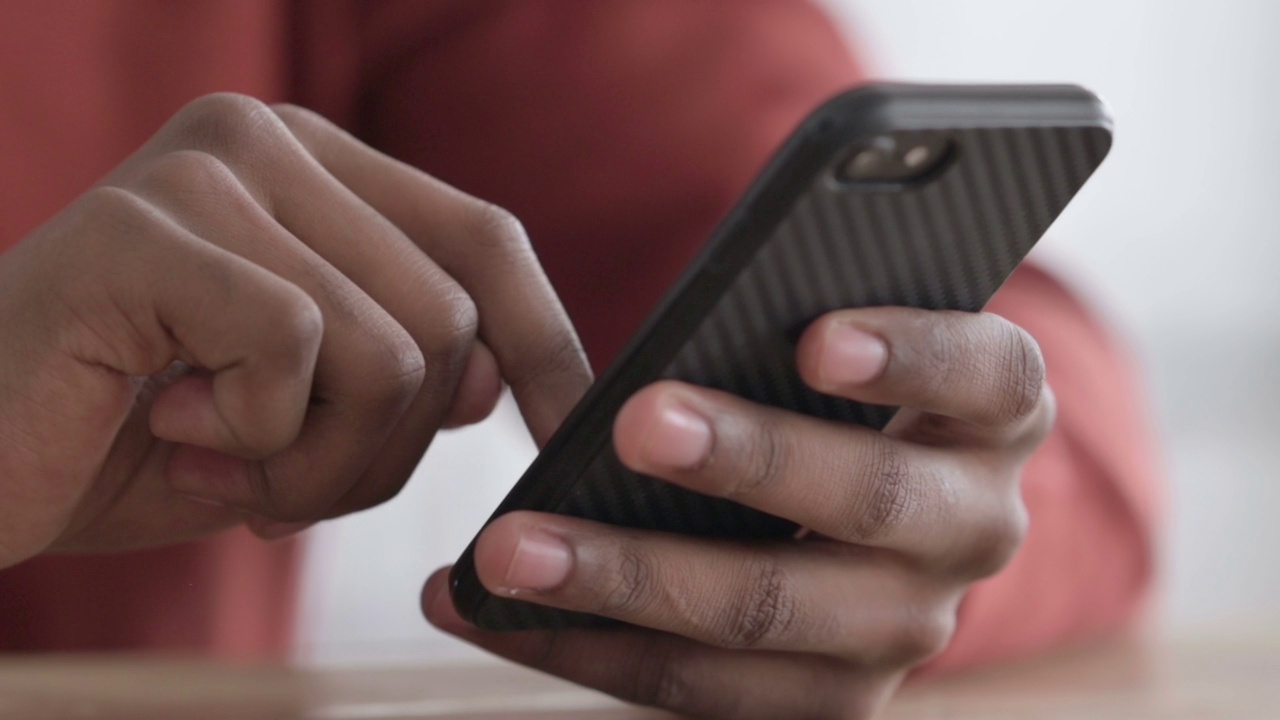 非洲男子使用智能手机的手特写视频素材