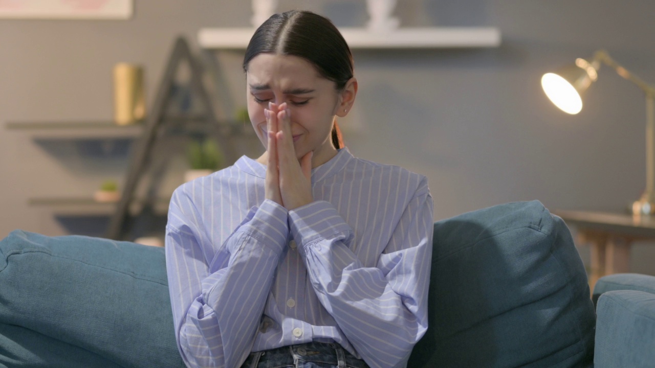 悲伤的西班牙女人哭泣的肖像视频素材
