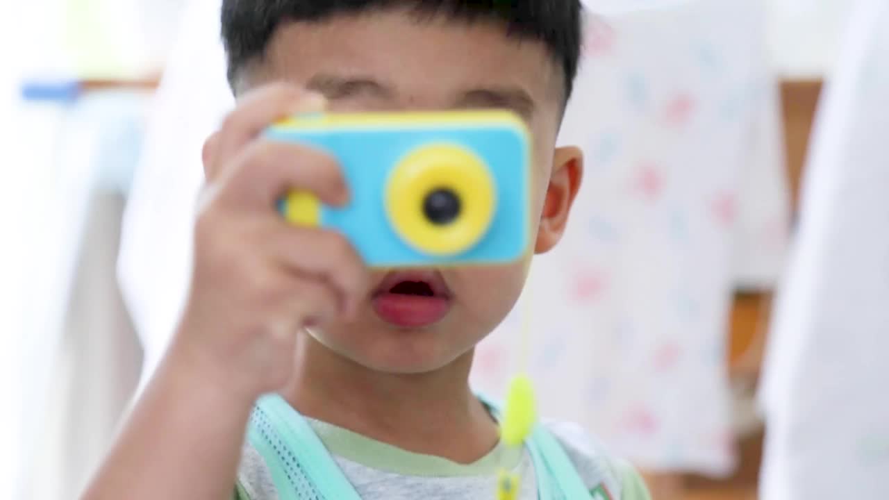 孩子玩相机练习学习。视频素材