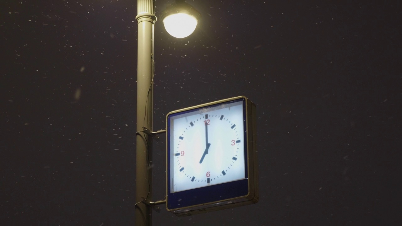 在下雪的冬夜在街上观看。视频下载