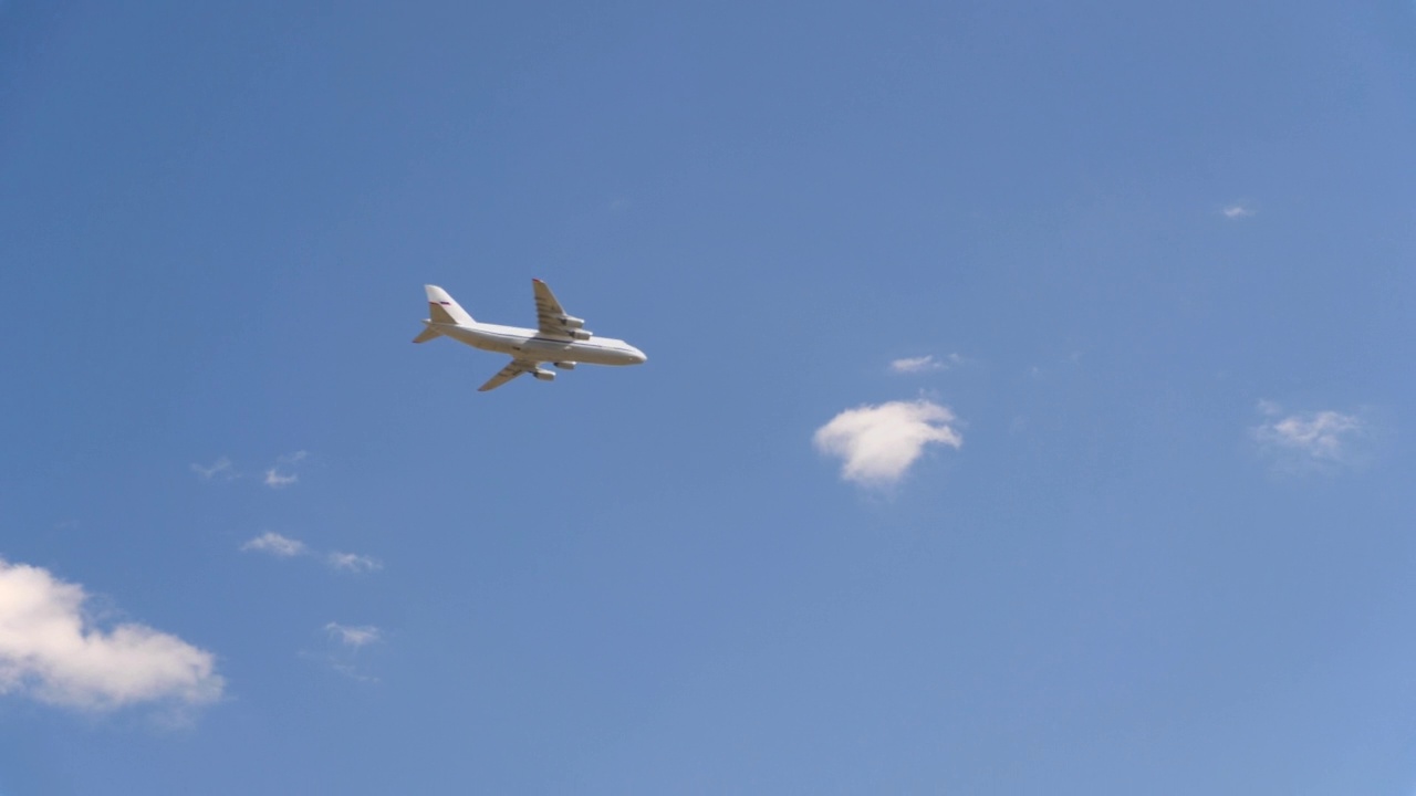 军用运输机安-124在蓝天中飞行视频素材