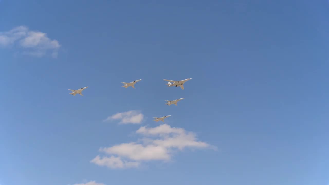 图-160 (Blackjack)和图-22m3轰炸机在空中飞行视频素材
