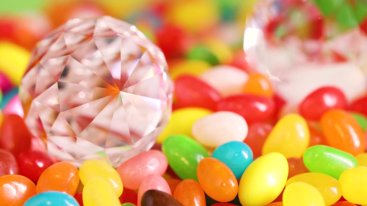 宝石放在糖果里视频下载